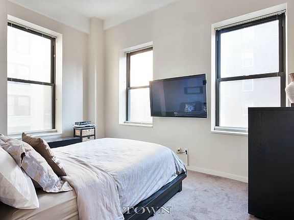 3rd image of 11 E 36th St Suite 806