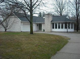 1815 Lake Circle Dr E, Saginaw, MI 48609