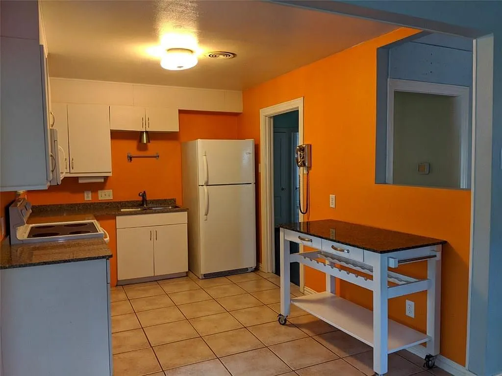 3 bed, 1.0 bath, 1308 sqft, $2,500 — Photo 4