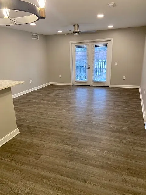 Country Club Apartments — Photo 3