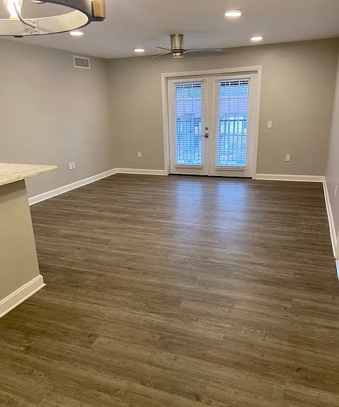 Country Club Apartments — Photo 3