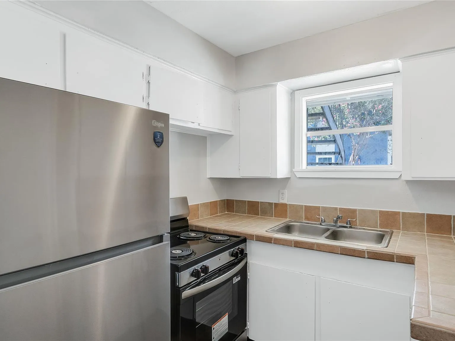 1 bed, 1.0 bath, 700 sqft, $1,150 — Photo 3