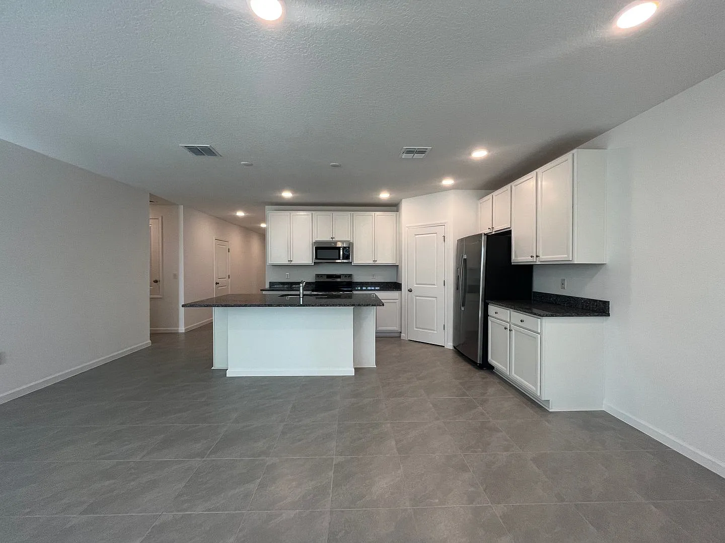 Almost Brand New Construction, 4 Bedrooms, 3 Car Garage! — Photo 3