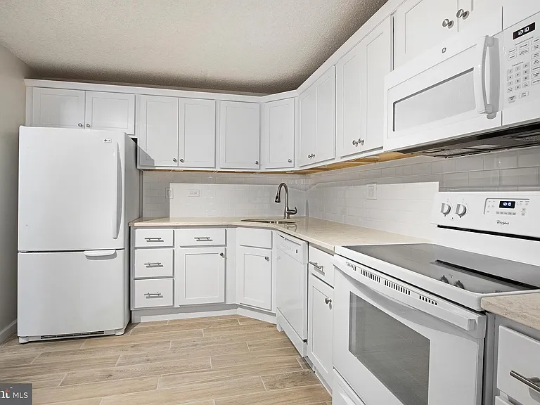 241 S 6th St #-2306C — Photo 3