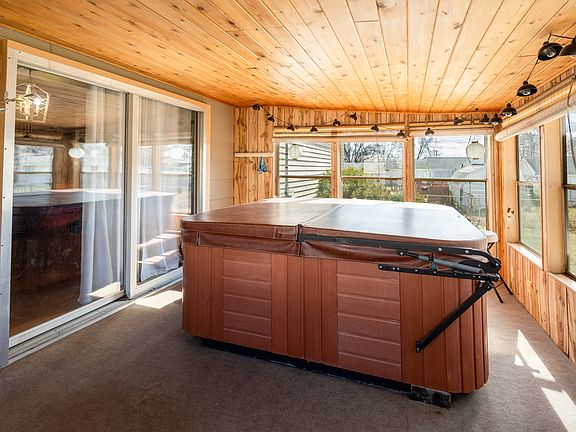 hot tub in 3 season porch
