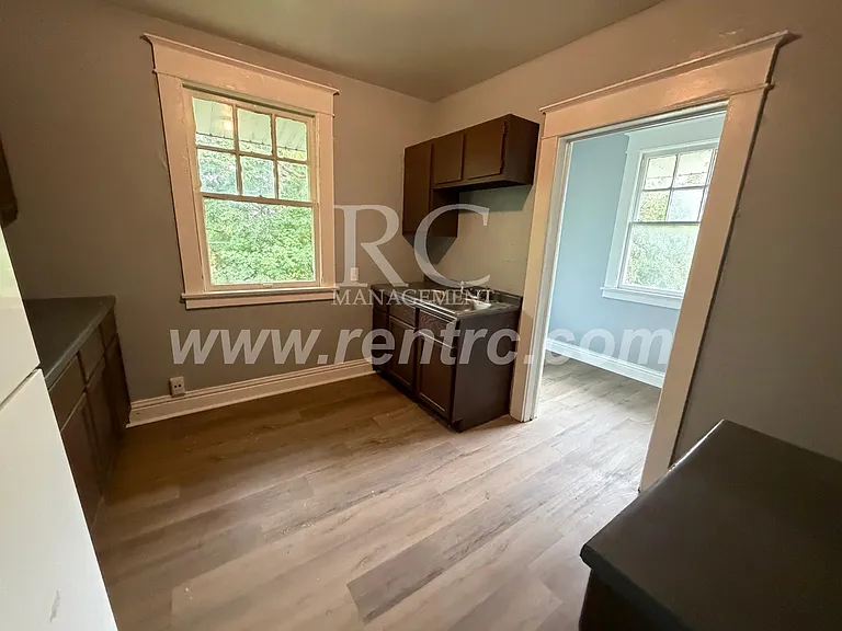 107-4 W Davis St — Photo 3