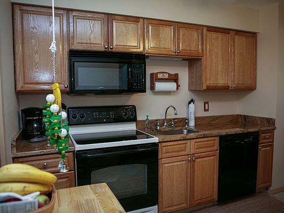 Brand new Eat in Kitchen w Granite Countertops