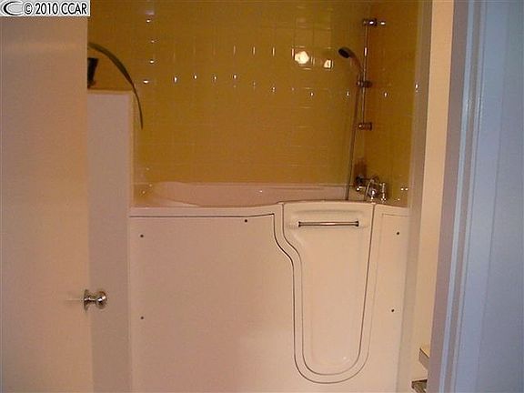 4th image of 2581 Pine Knoll Dr Unit 2