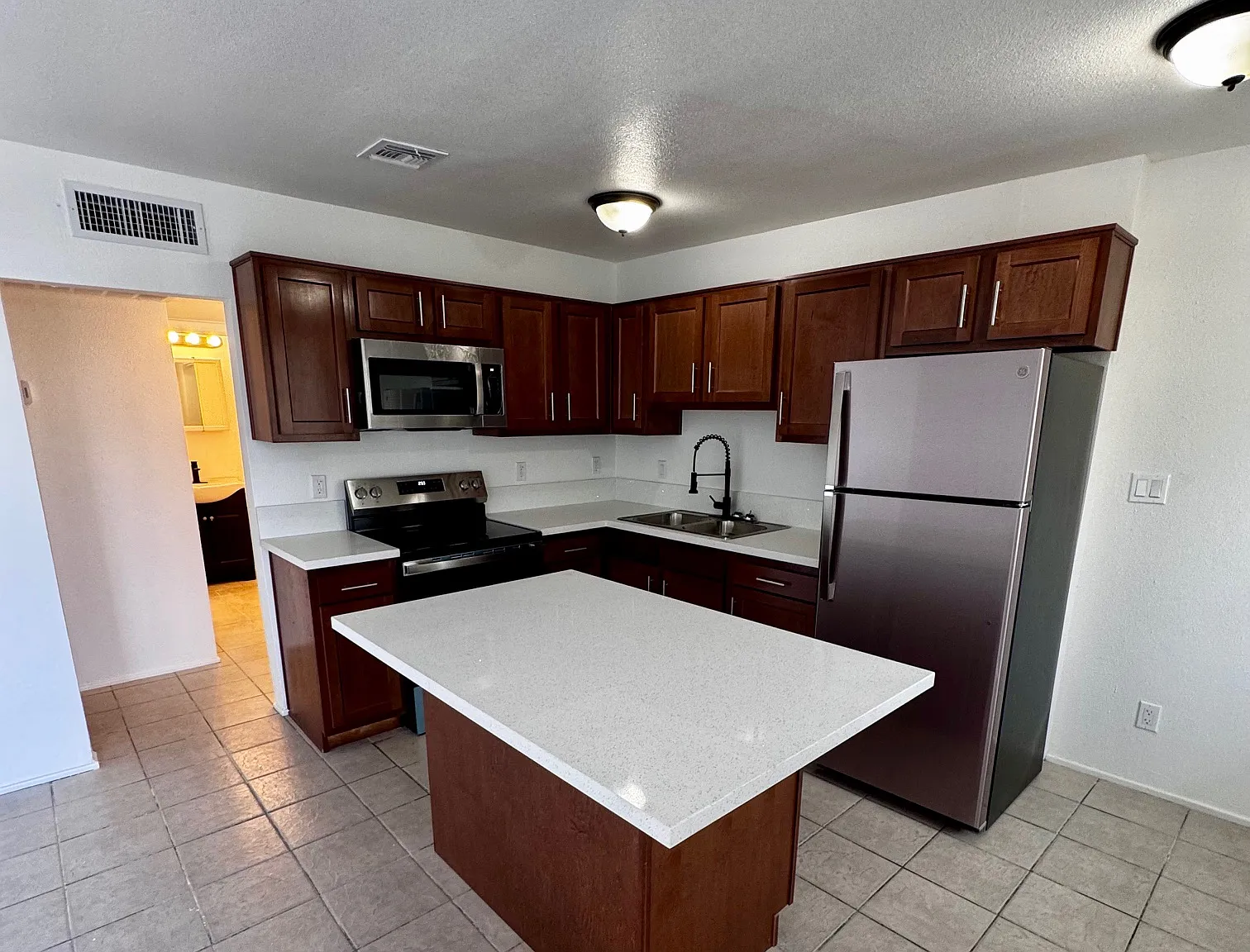2719 W Maryland Ave — Photo 4