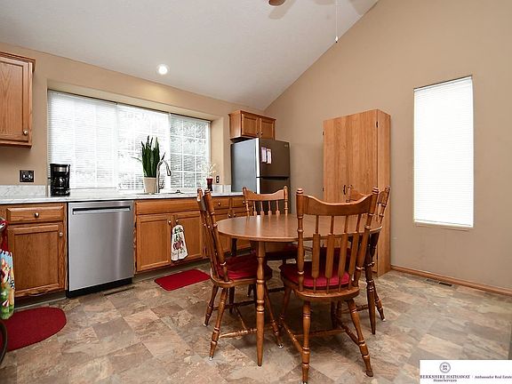 4th image of 10871 Mary St