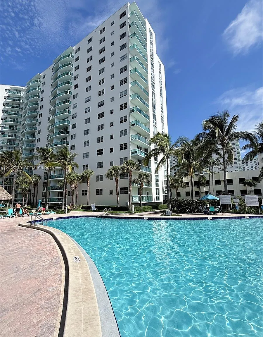 Tides On Hollywood Beach — Photo 1