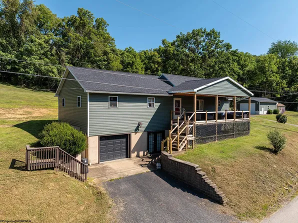 687 Cobun Creek Rd, Morgantown, WV 26508