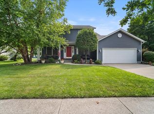 7 Swan Lake Rd, Bloomington, IL 61704