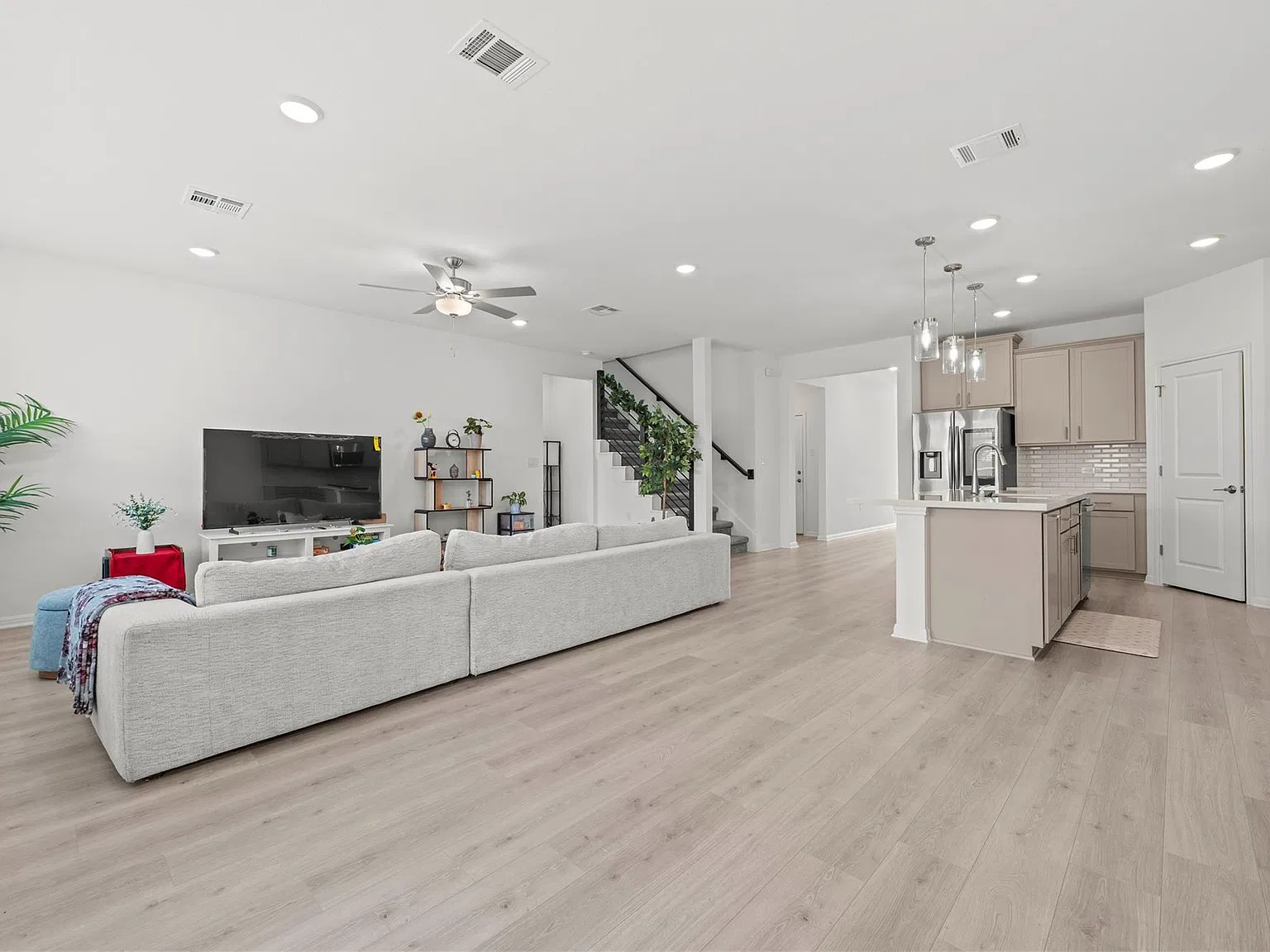 5 bed, 3.0 bath, 2722 sqft, $2,900 — Photo 4