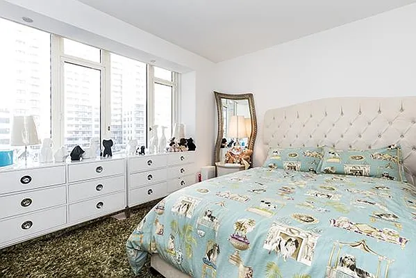 Sold by R New York | media 4