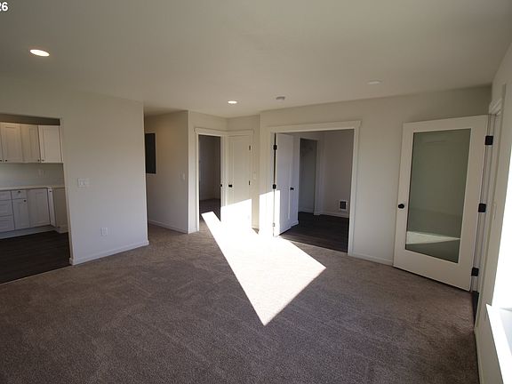 3rd image of 186 SW Rainbow Ave