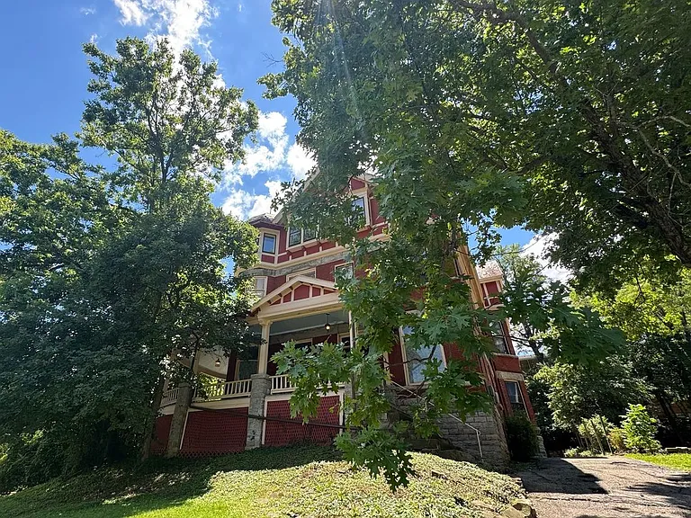 211 Loraine Ave — Photo 2