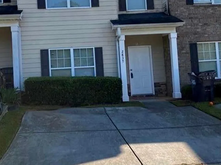 2837 Laurel Ridge Cir — Photo 2
