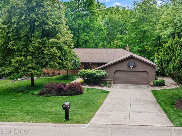 4757 Hardwoods Dr, West Bloomfield, MI 48323