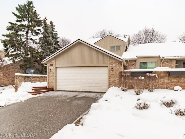 4045 Foxpointe Dr, West Bloomfield, MI 48323