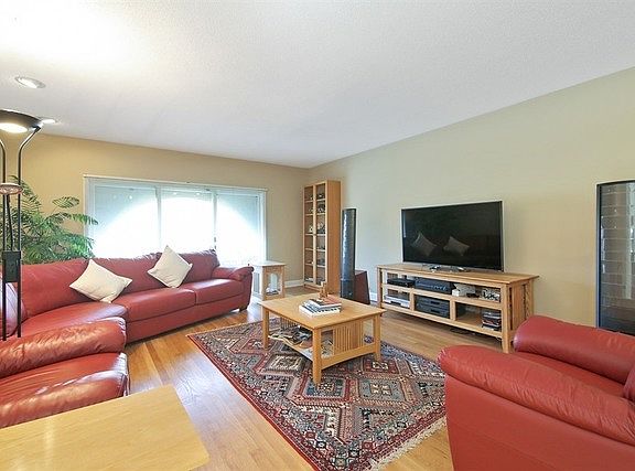 3rd image of 301 Basswood Dr