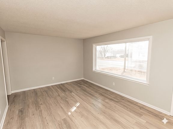 4th image of 416 W Spring Dr