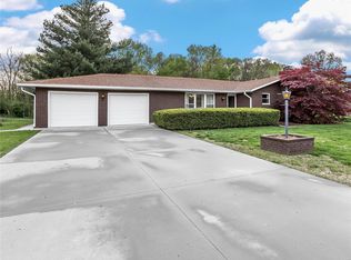 711 Valley Dr, Maryville, IL