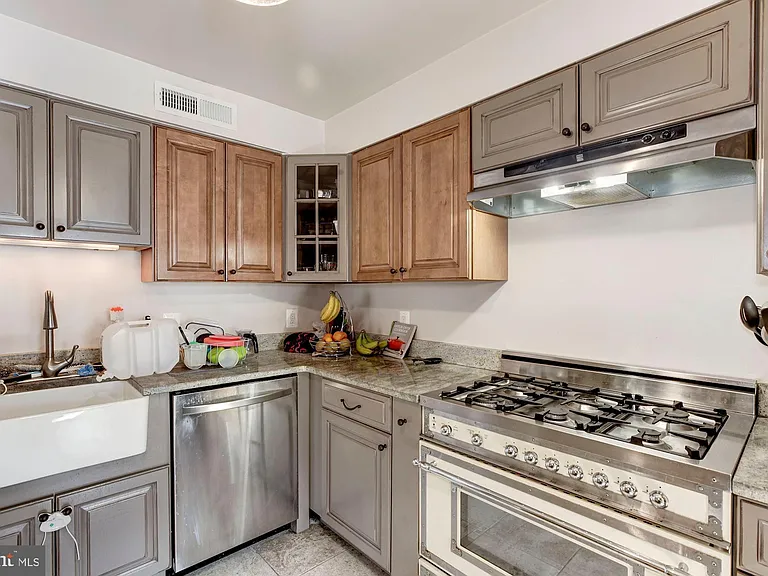 150 Monroe St #102 — Photo 13