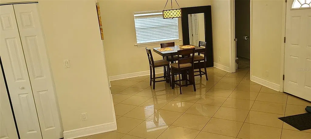 2 bed, 1.0 bath, 998 sqft, $1,600 — Photo 2