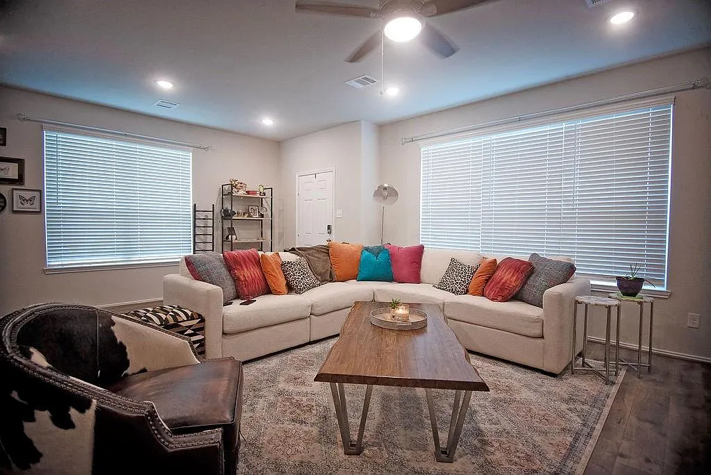 3 bed, 2.5 bath, 1820 sqft, $2,400 — Photo 3