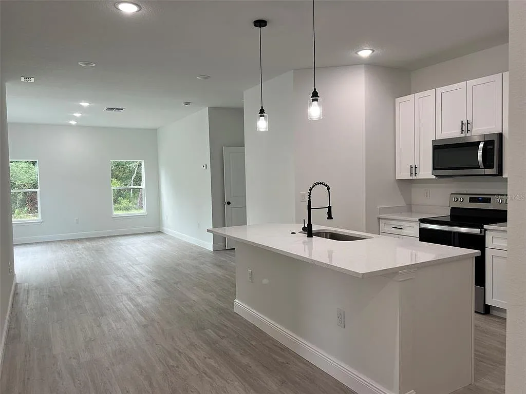 3 bed, 2.0 bath, 1350 sqft, $1,640 — Photo 2
