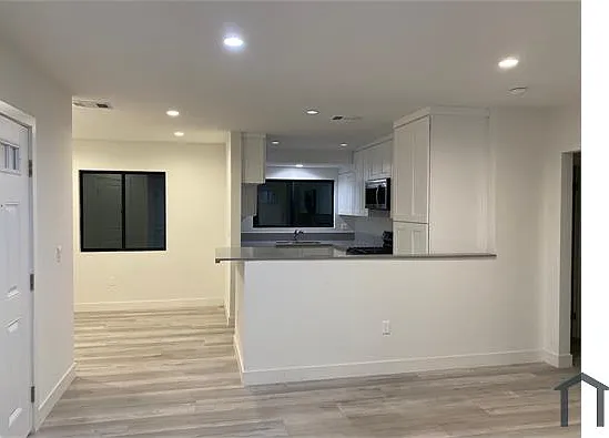 11420 Oxnard St — Photo 3