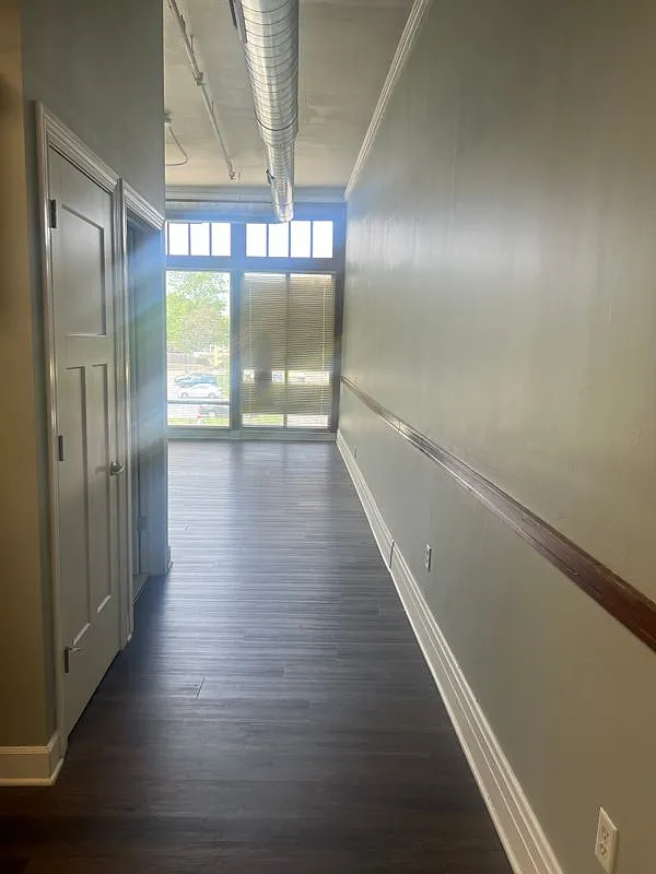 1 bed, 1.0 bath, 647 sqft, $882 — Photo 2