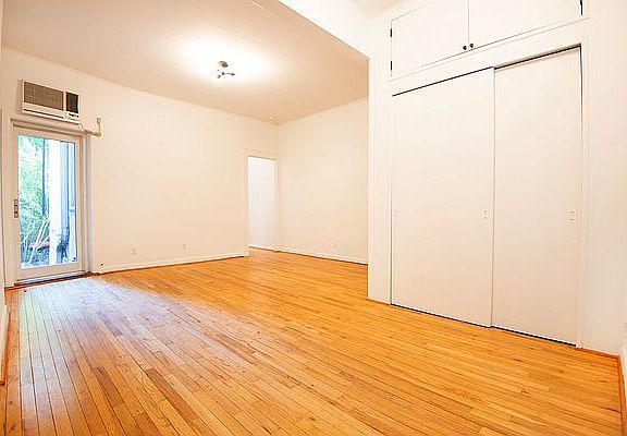4th image of 38 Newel St #1