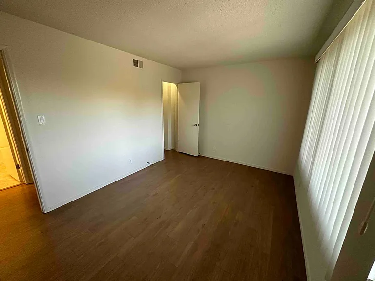 2819 Derby St — Photo 17