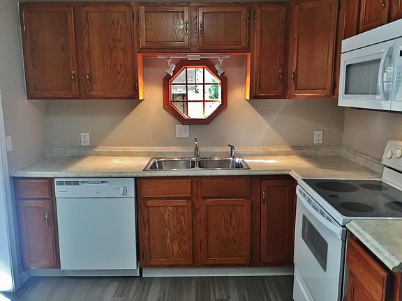 Plenty Counter and Cabinat Space