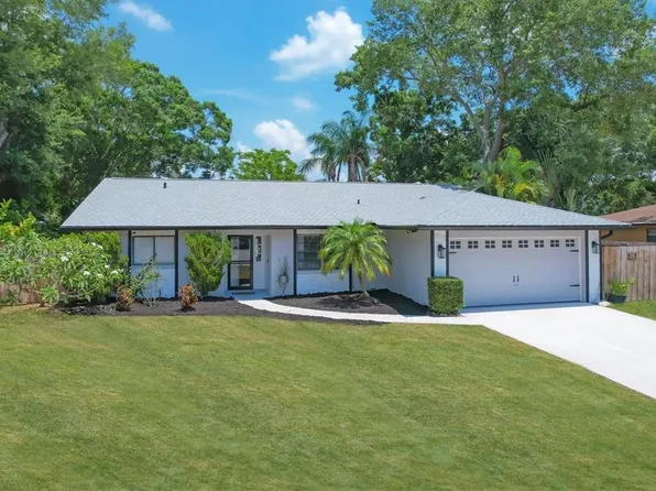 2470 Feiffer Cir, Sarasota, FL 34235