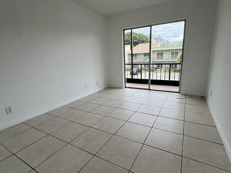 4129 NW 88th Ave #202 — Photo 10