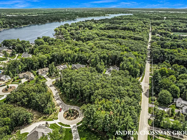 16165 Coventry Ln #32, Spring Lake, MI 49456