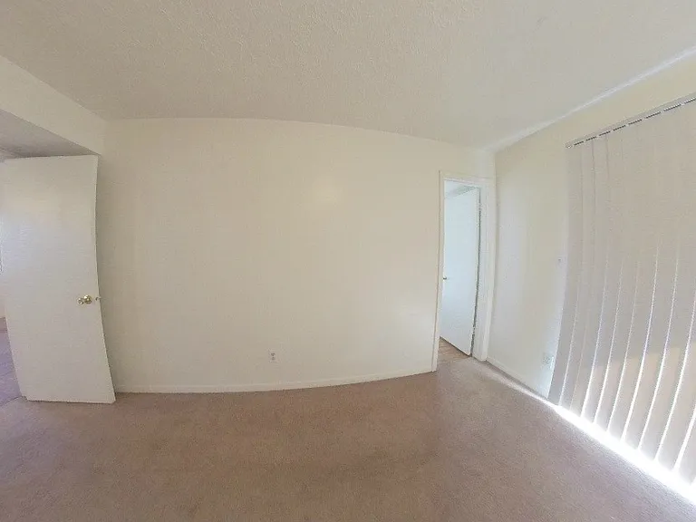 THE OAKS — Photo 2
