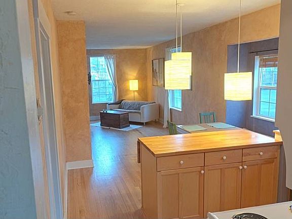 LR w/oak floors