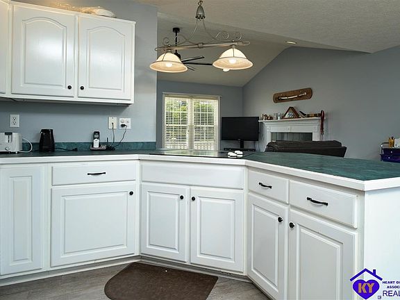 5th image of 165 Camelot Dr