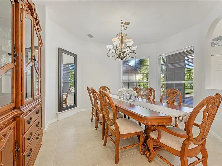 300 Wentworth Ct — Photo 20
