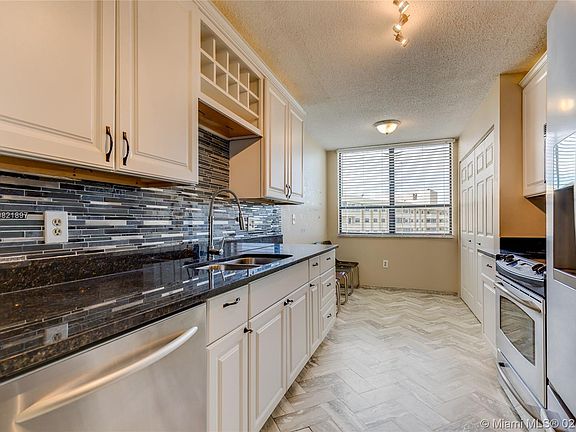 3rd image of 900 NE 195th St APT 610