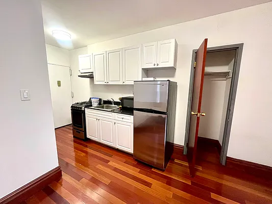 Rented by Bond New York | media 7