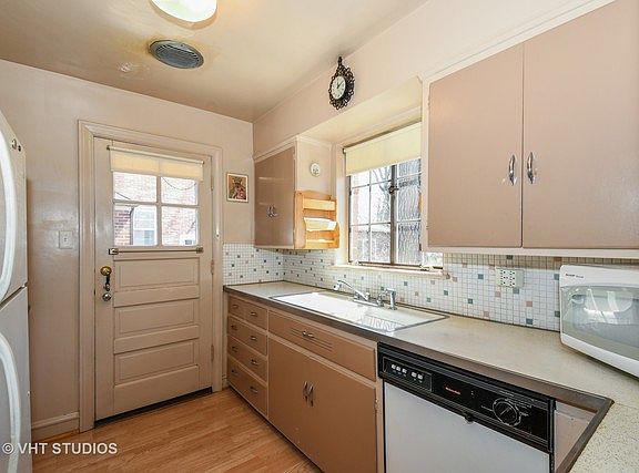 3rd image of 6753 N Wildwood Ave