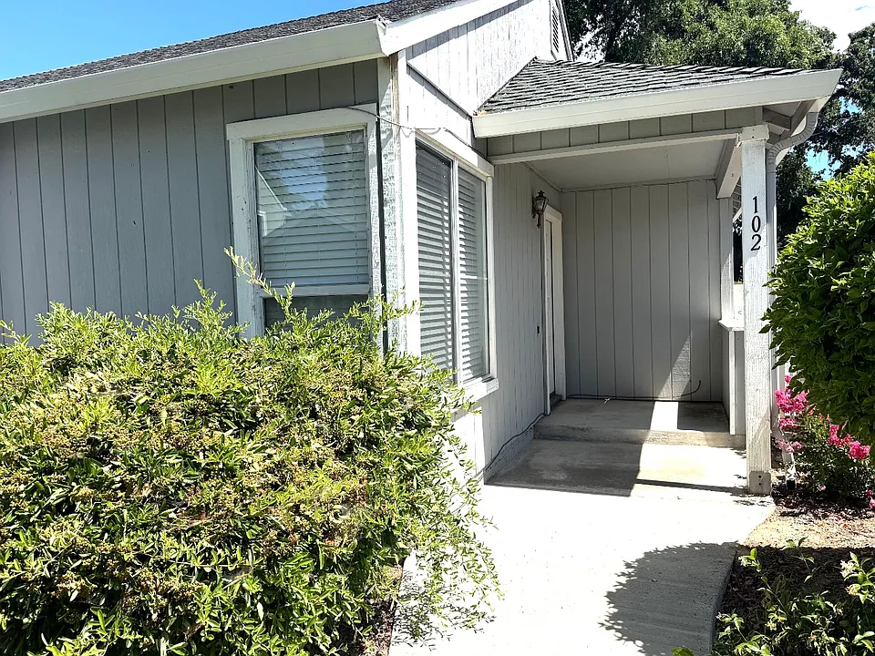 102 Marina Dr N