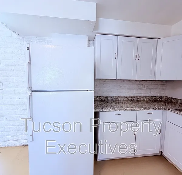 319 E Blacklidge Dr #2 — Photo 3