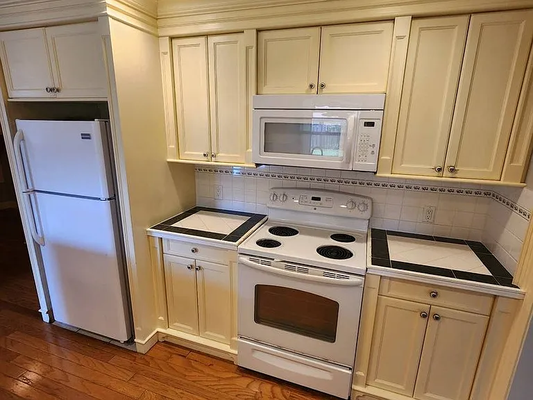 549 Burlington Ave NE — Photo 15