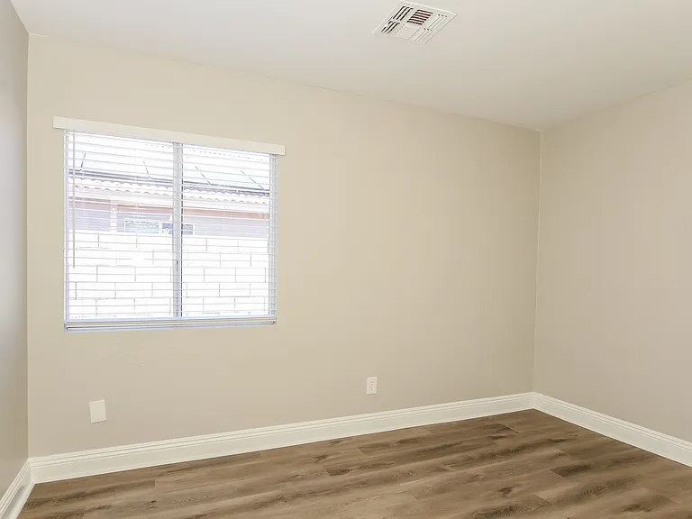 15441 W Port Royale Ln — Photo 10